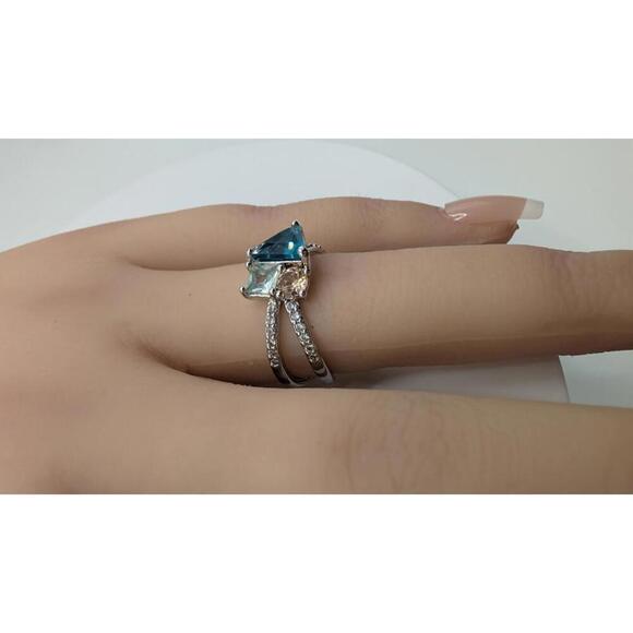 Elegant Silver Ring with Blue and Clear Gemstones Size 6 - Picture 6 of 9